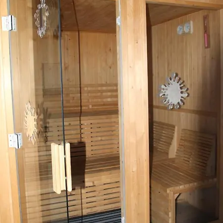 Fuer 12 Personen Sauna Garten Garage Hund